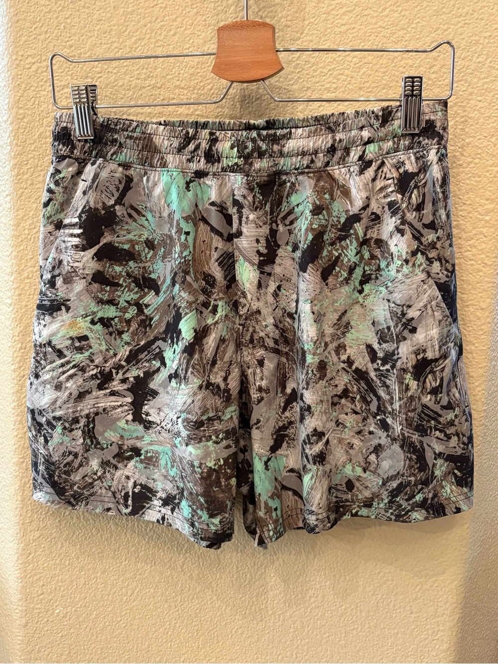 LULULEMON Men Pace Breaker Linerless Abstract Impulse Green Multi Shorts-Medium
